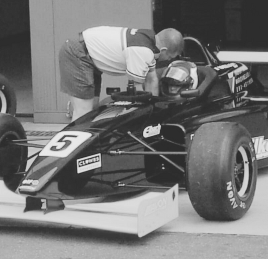 Giorgio Vinella pilota automobilistico nel box durante una gara – origine del brand Gio Jack